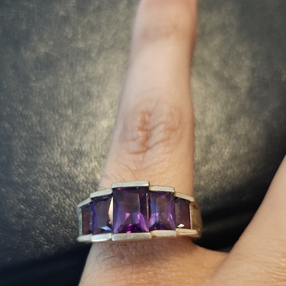 Elegant Sterling Silver Ring with Amethyst Stones - Picture 5 of 5